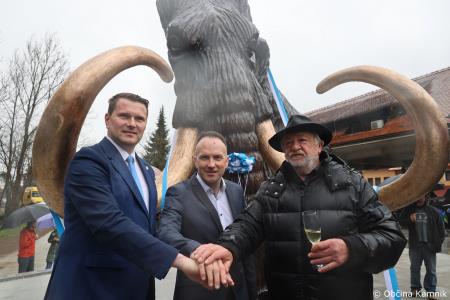 Dobrodošel mamut v Kamniku je dobil svoje mesto bronasti mamut v naravni velikosti, ki stoji v Mamutovem parku (61)